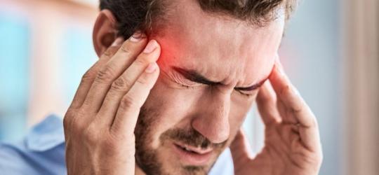 Mężczyźnie dokucza silny, napięciowy ból głowy.