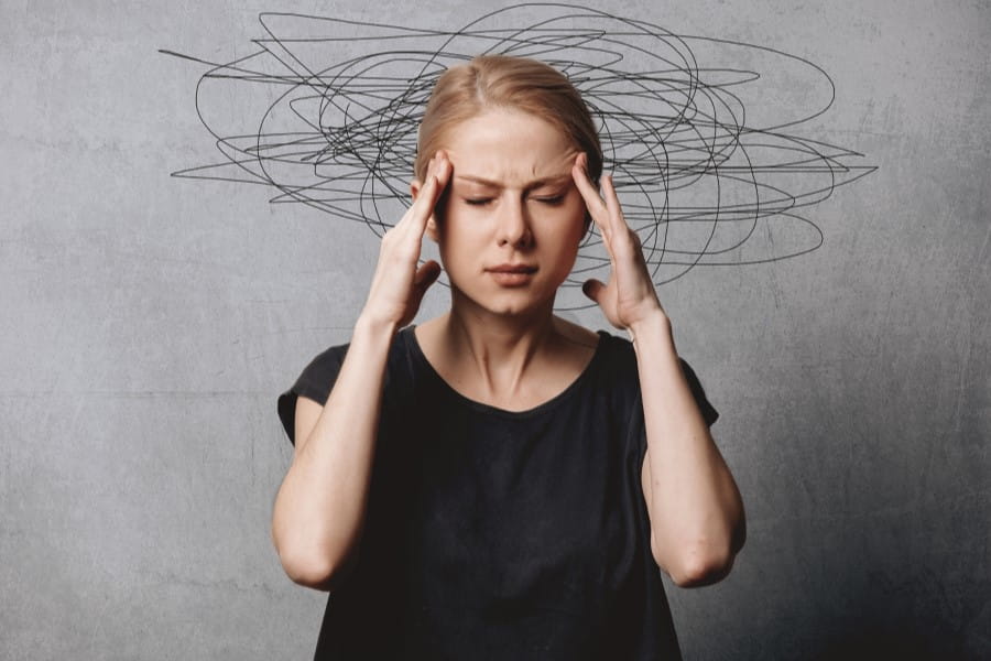 Zmartwiona kobieta z objawami nerwicy.