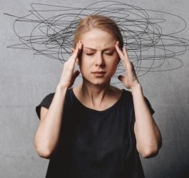 Zmartwiona kobieta z objawami nerwicy.