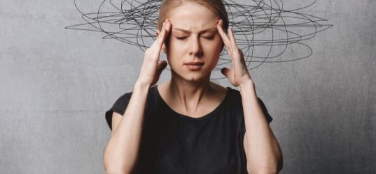 Zmartwiona kobieta z objawami nerwicy.