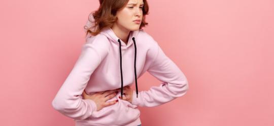 Kobietę boli brzuch z powodu niestrawności.