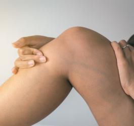 Kobieta sprawdza stan swoich żył.