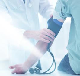 Mężczyzna ma mierzone ciśnienie u lekarza, by sprawdzić, co oznacza niskie ciśnienie i wysoki puls.