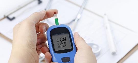 Objawy hipoglikemii i jej rodzaje. Skąd bierze się niedocukrzenie?