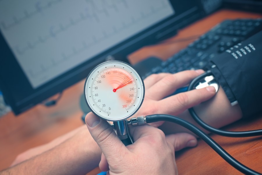 Ciśnieniomierz wyraźnie pokazuje nadciśnienie tętnicze. Jakie są inne objawy nadciśnienia?
