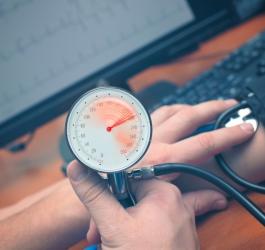 Ciśnieniomierz wyraźnie pokazuje nadciśnienie tętnicze. Jakie są inne objawy nadciśnienia?