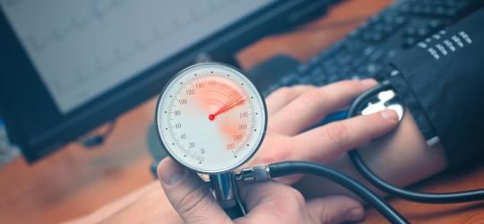 Ciśnieniomierz wyraźnie pokazuje nadciśnienie tętnicze. Jakie są inne objawy nadciśnienia?