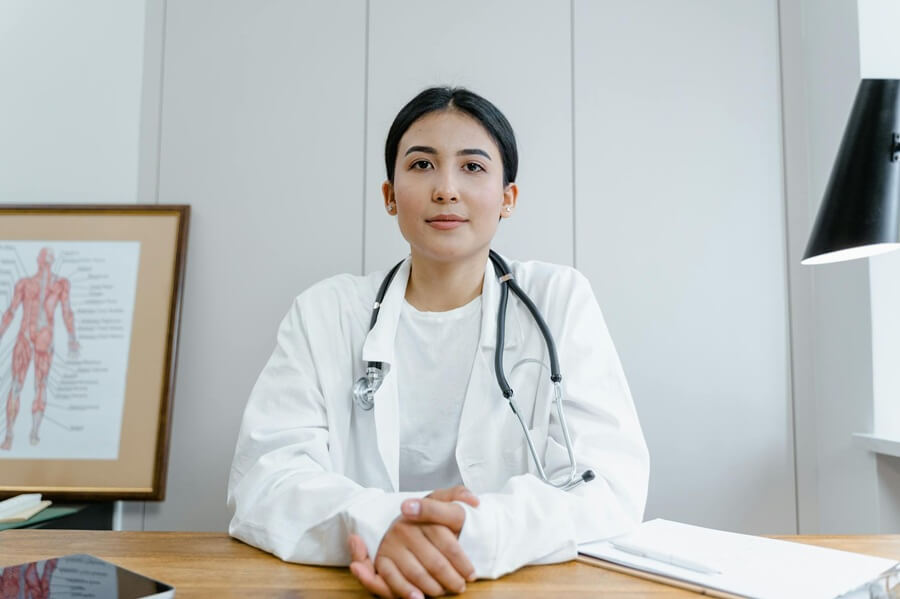 pani doktor ze stetoskopem na szyi