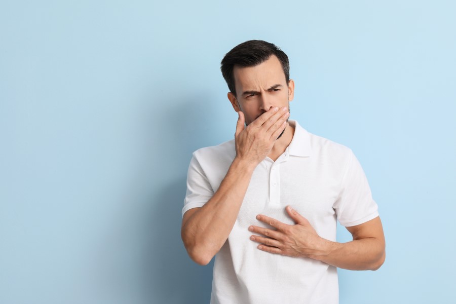 Mężczyźnie odbija się po jedzeniu.