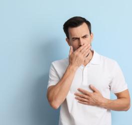 Mężczyźnie odbija się po jedzeniu.