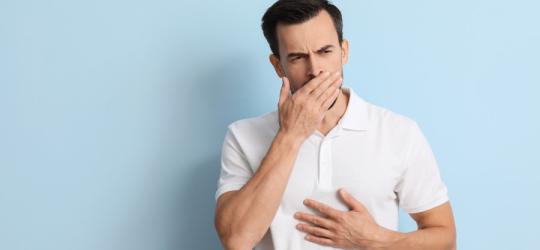 Mężczyźnie odbija się po jedzeniu.