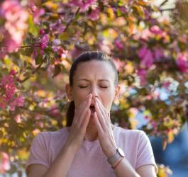 Kobieta cierpi na alergię na pyłki roślin, na którą mogłoby pomóc jej odczulanie.