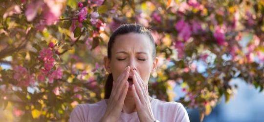 Kobieta cierpi na alergię na pyłki roślin, na którą mogłoby pomóc jej odczulanie.
