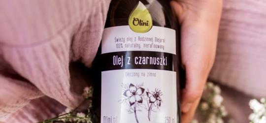 Butelka oleju z czarnuszki marki Olini.