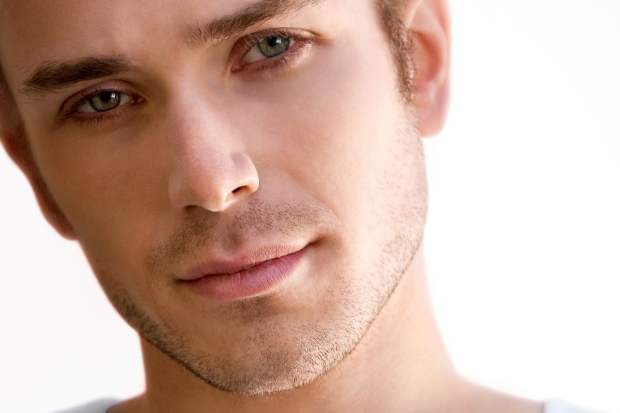 Zbliżenie na twarz mężczyzny z lekkim zarostem.