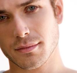 Zbliżenie na twarz mężczyzny z lekkim zarostem.