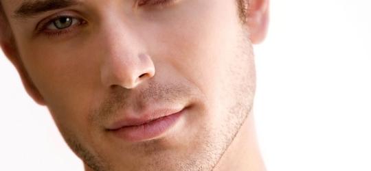 Zbliżenie na twarz mężczyzny z lekkim zarostem.