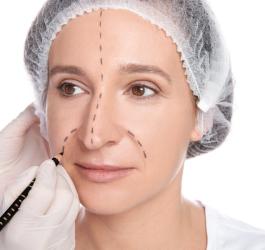 Kobieta w trakcie badań kwalifikujących do operacji nosa.