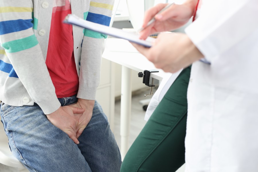 Mężczyzna podczas wizyty u urologa, jest w trakcie diagnostyki opryszczki narządów płciowych.