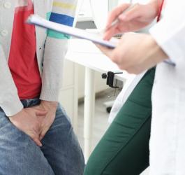 Mężczyzna podczas wizyty u urologa, jest w trakcie diagnostyki opryszczki narządów płciowych.