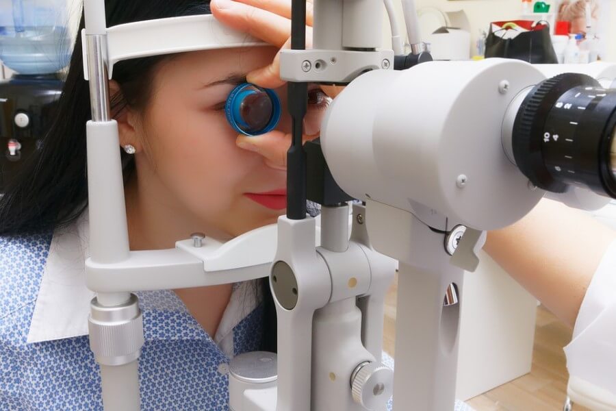 Kobieta podczas badania wzroku.