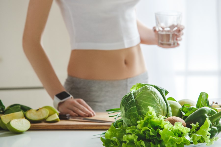 Osoba z ortoreksją, nadmiernie skoncentrowana na spożywaniu wyłącznie zdrowego jedzenia.