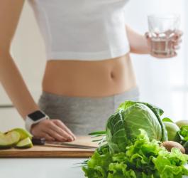 Osoba z ortoreksją, nadmiernie skoncentrowana na spożywaniu wyłącznie zdrowego jedzenia.