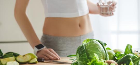 Osoba z ortoreksją, nadmiernie skoncentrowana na spożywaniu wyłącznie zdrowego jedzenia.