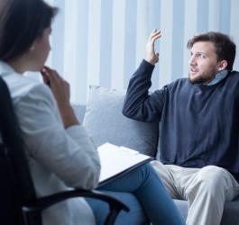 Mężczyzna z osobowością borderline podczas terapii u psychoterapeuty.