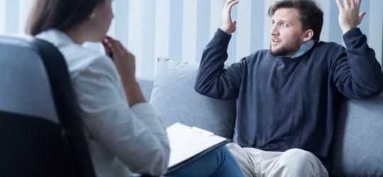 Mężczyzna z osobowością borderline podczas terapii u psychoterapeuty.