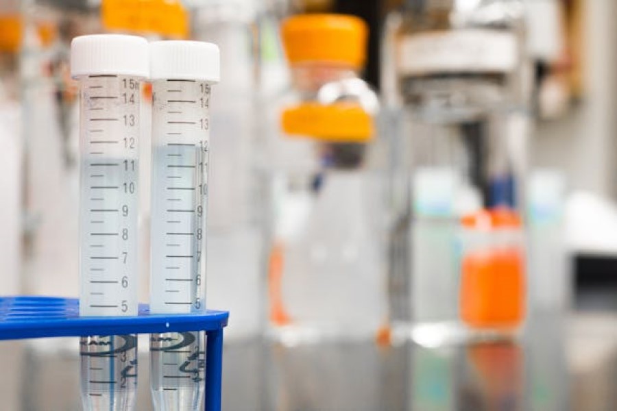 Próbówki z laboratorium.