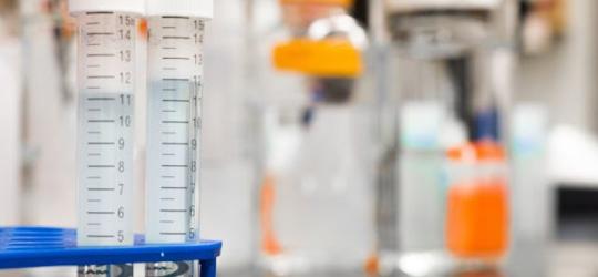 Próbówki z laboratorium.