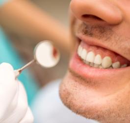 Piaskowanie zębów - sposób na osad nazębny