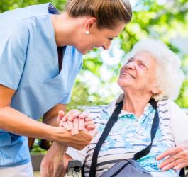 Pielęgniarka środowiskowa opiekuje się starszą pacjentką.