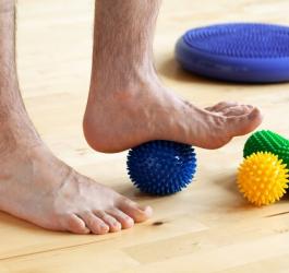 Mężczyzna wykonuje ćwiczenia na płaskostopie.