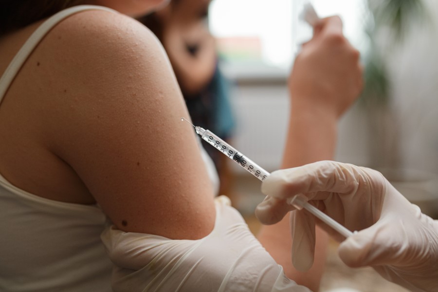 Dziecko otrzymuje kolejną dawkę szczepionki przeciwko polio.