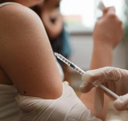 Dziecko otrzymuje kolejną dawkę szczepionki przeciwko polio.