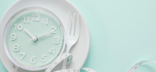 Na talerzu leży czasomierz odmierzający czas postu oraz miara karawiecka.