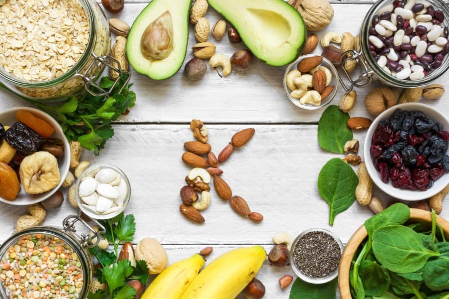 Roślinne źródła potasu (orzechy, bakalie, strączki, awokado, banany, nasiona, płatki owsiane).