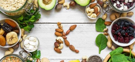 Roślinne źródła potasu (orzechy, bakalie, strączki, awokado, banany, nasiona, płatki owsiane).