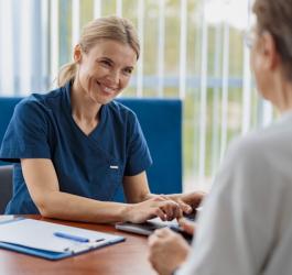 Lekarka rozmawia z pacjentką podczas konsultacji.