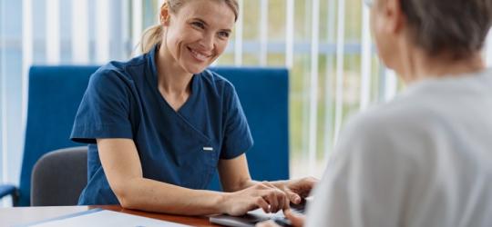 Lekarka rozmawia z pacjentką podczas konsultacji.