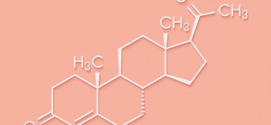 Wzór chemiczny progesteronu na różowym tle.