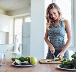 Kobieta przygotowuje posiłek ze świeżych warzyw.