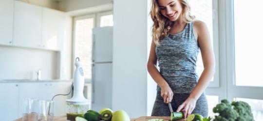 Kobieta przygotowuje posiłek ze świeżych warzyw.