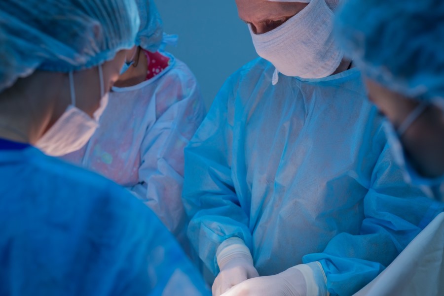 Chirurdzy podczas operacji przepukliny pachwinowej.