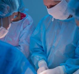 Chirurdzy podczas operacji przepukliny pachwinowej.