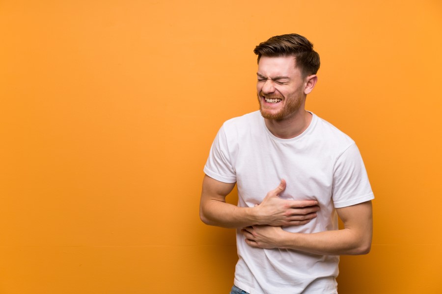 Mężczyzna doświadcza uciążliwych objawów przepukliny rozworu przełykowego.