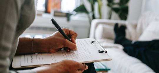 Gabinet psychoterapeuty, w którym odbywa się sesja z osobą potrzebującą wsparcia.