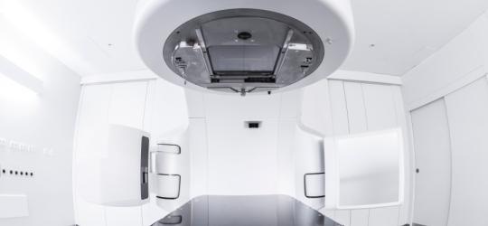 Aparatura radioterapeutyczna wykorzystywana w radioterapii nowotworów.